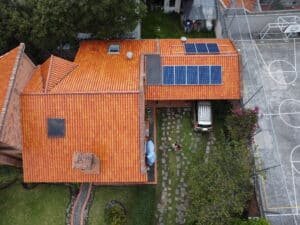 casa con paneles solares