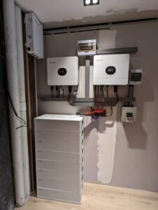 Paneles solares y baterías